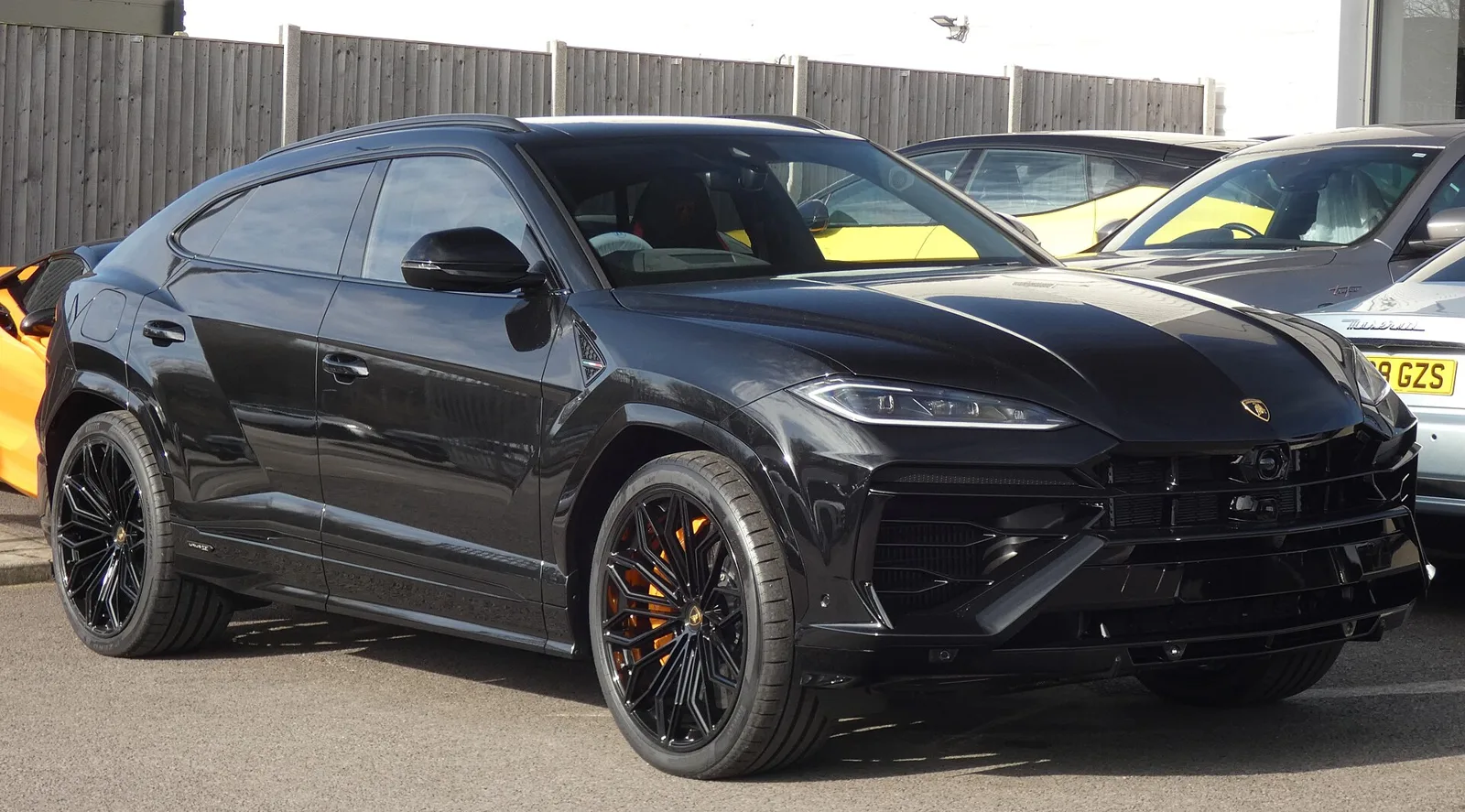 lamborghini urus vs bentley bentayga